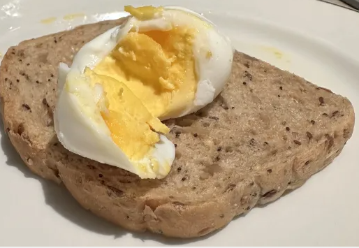 بيض على قطعة خبز