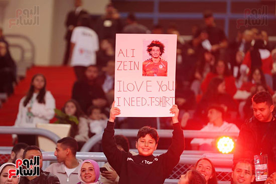 الأطفال ترفع لافتات تشجيع لعلى زين قائد المنتخب المصرى