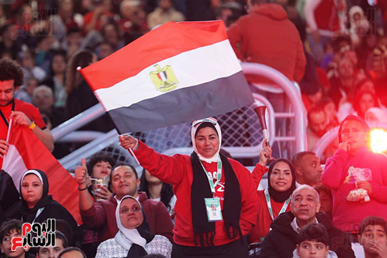 العلم المصرى يملى جنبات ستاد القاهرة