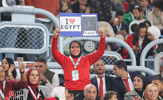 الجماهير المصرية ترفع لافتات تشجيع للاعبى المنتخب المصرى لكرة اليد 1