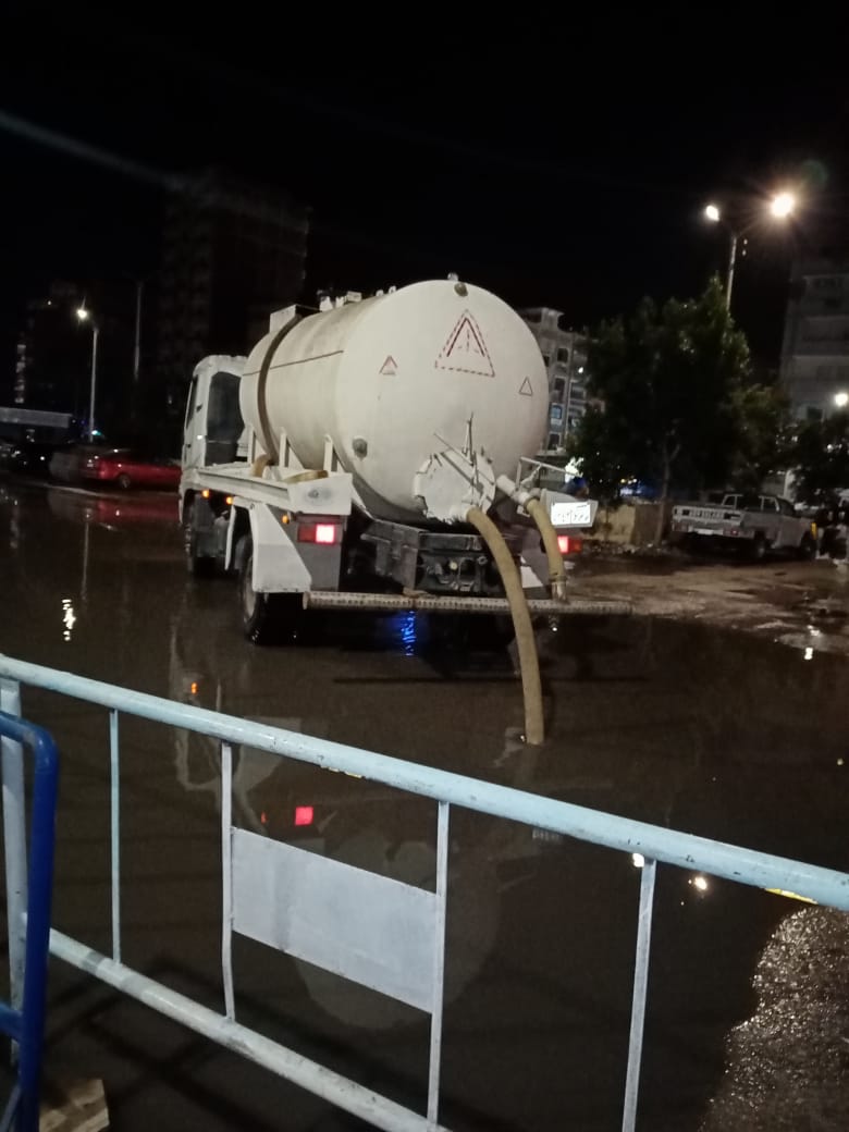 فرق الطوارئ بالوحدة المحلية بالإسماعيلية تسحب تجمعات مياه الأمطار (3)