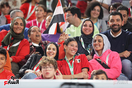 العنصر النسائى متواجد فى مباراة منتخب اليد أمام الجزائر