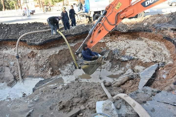 أعمال إصلاح كسر بخط مياه رئيسي 8 بوصة بمنطقة الكرنك