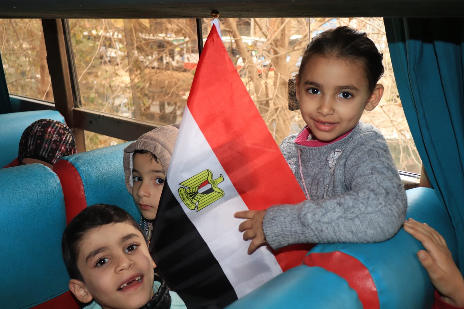 الأطفال مع أعلام مصر