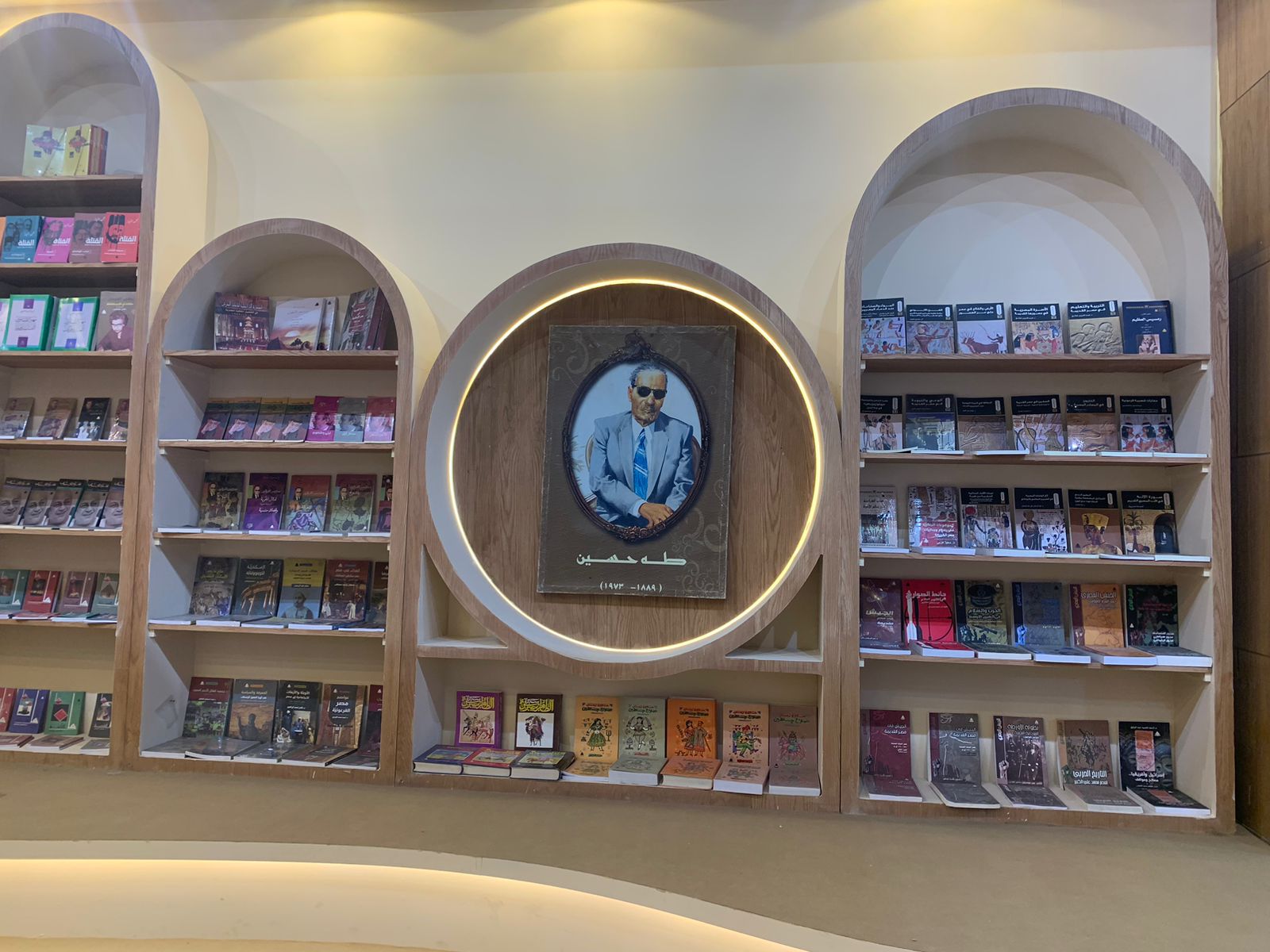 صورة عميد الأدب العربى بجناح معرض الكتاب