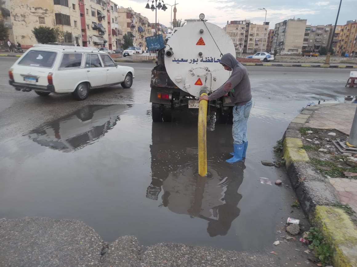 رفع مياه الأمطار من شوارع مدينتى بورسعيد وبورفؤاد  (1)