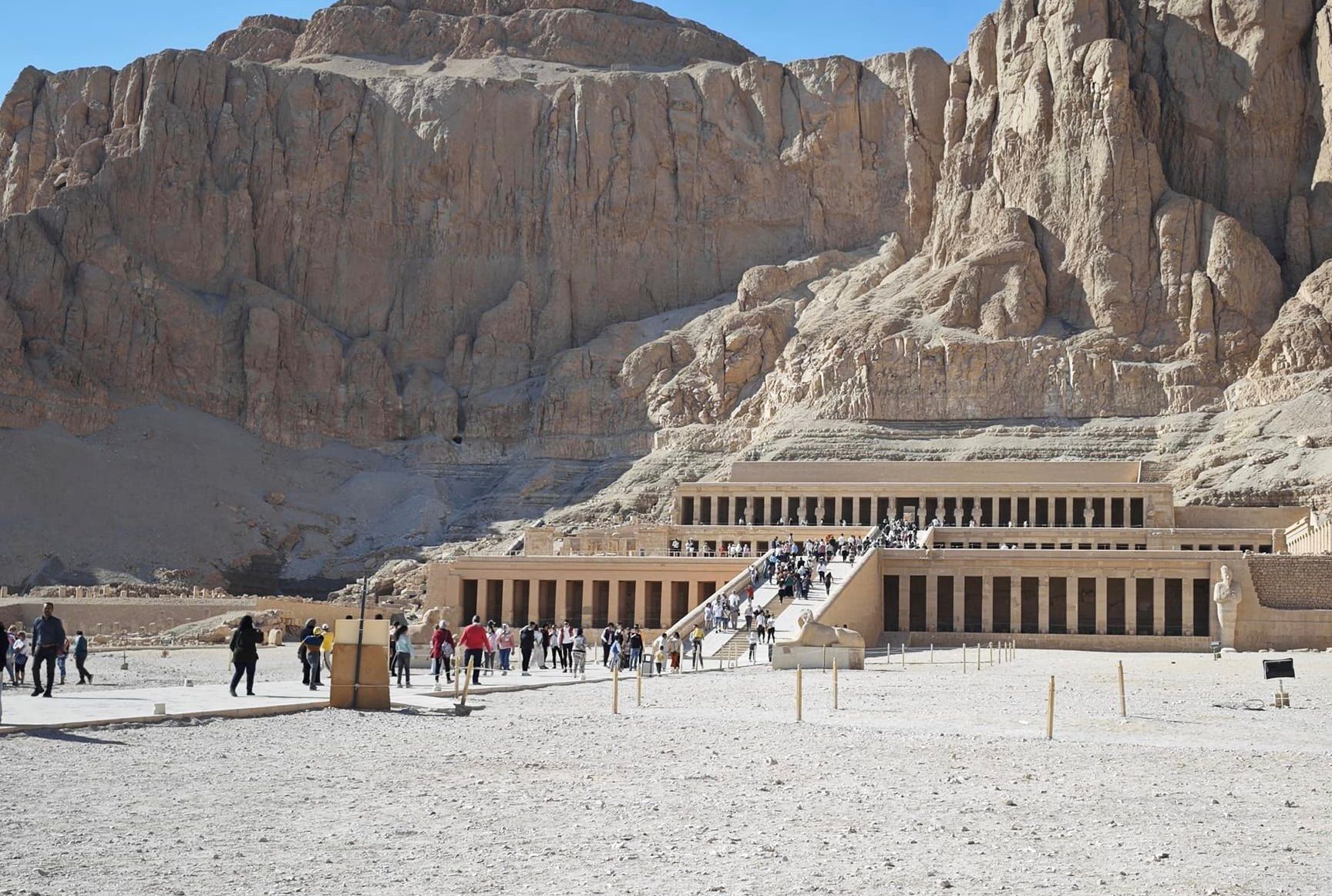 إقبال سياحى كبير من حول العالم للإستمتاع بمعبد الملك حتشبسوت