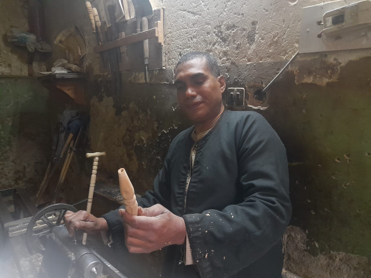 محمد يصنع الأخشاب