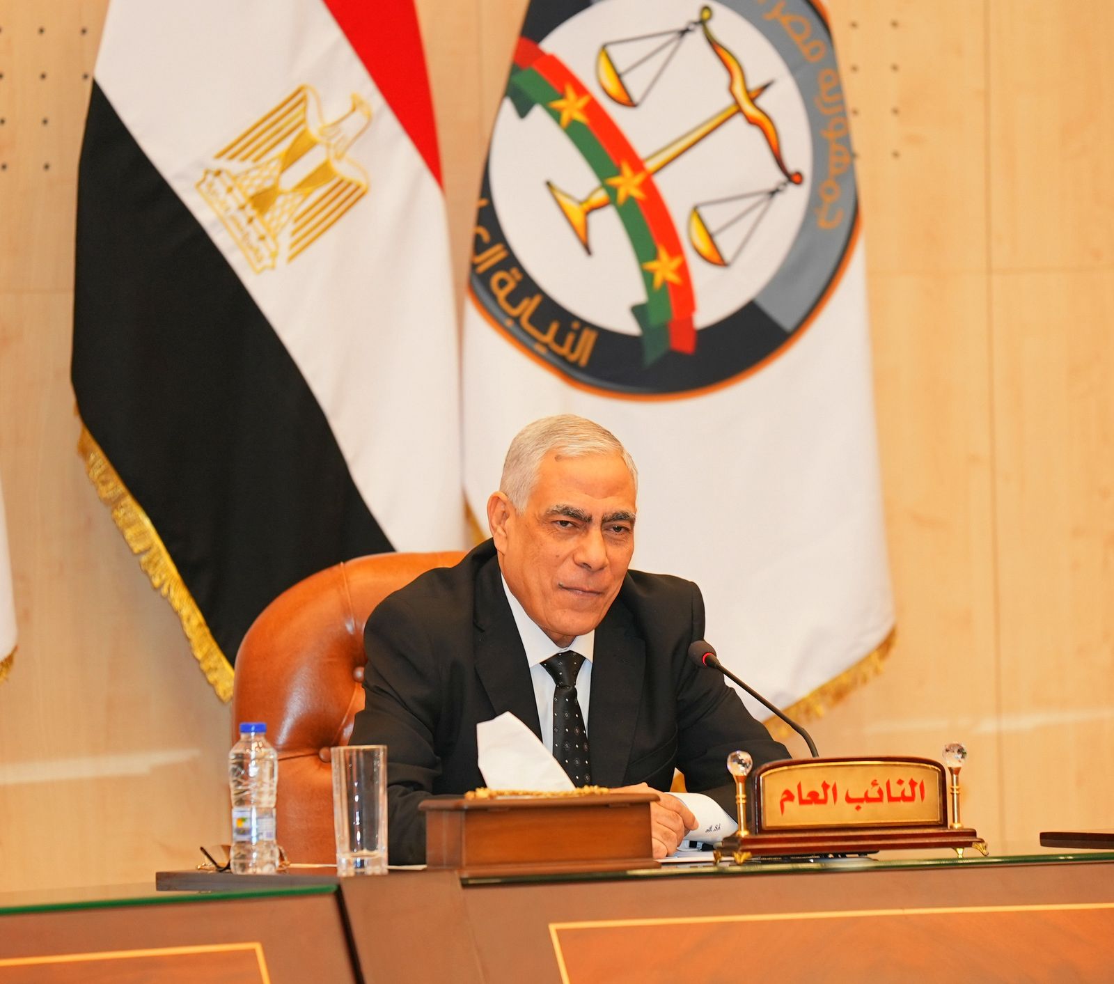 النائب العام يتحدث للموظفين