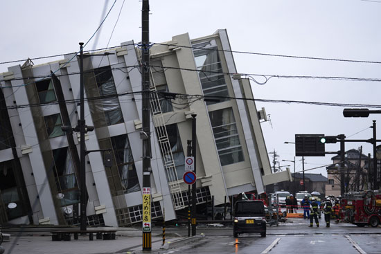 سقوط عمارات نتيجة الهزة الارضية فى اليابان  (3)