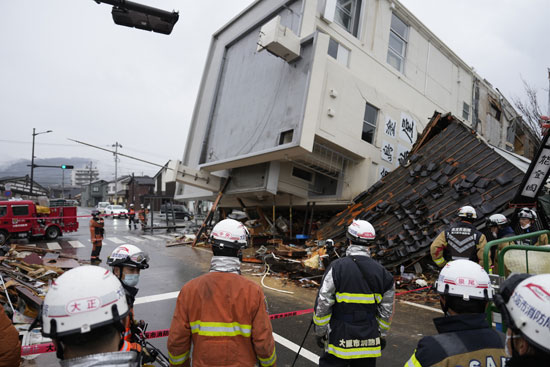 سقوط عمارات نتيجة الهزة الارضية فى اليابان  (1)