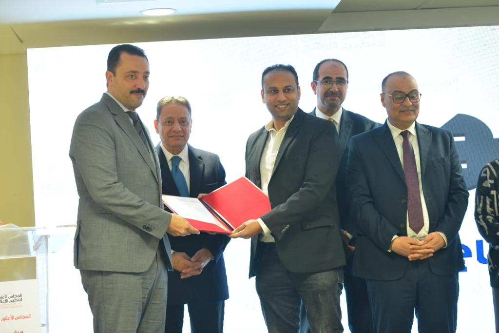 الصحفي أمين صالح يتسلم ترخيص الموقع العام من العليا للإعلام... الصور (3)