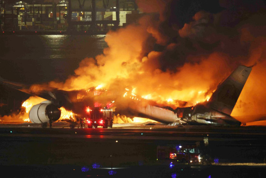 حريق طائرة الخطوط الجوية اليابانية (3)