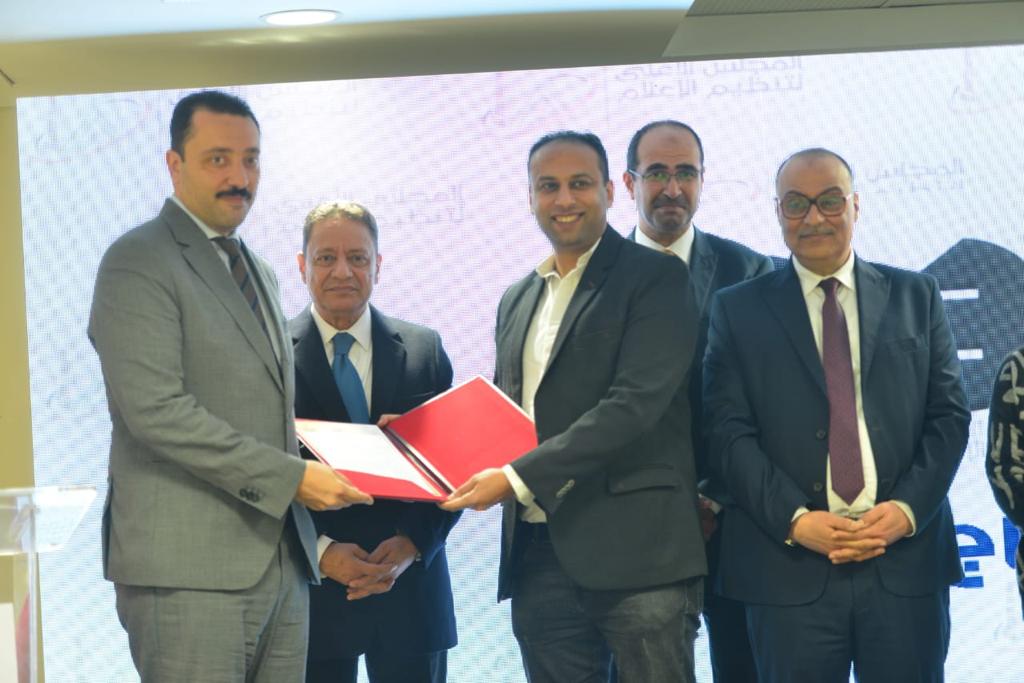 الصحفي أمين صالح يتسلم ترخيص الموقع العام من العليا للإعلام... الصور (2)