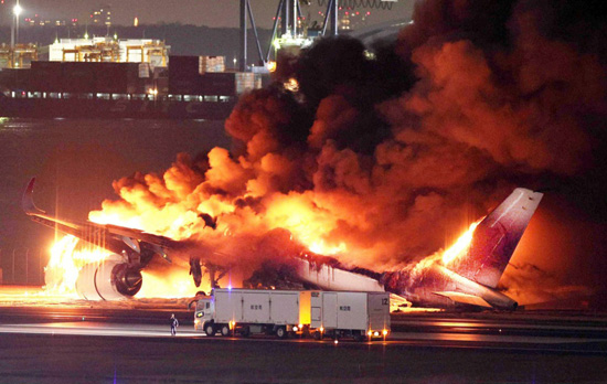 حريق طائرة الخطوط الجوية اليابانية (6)