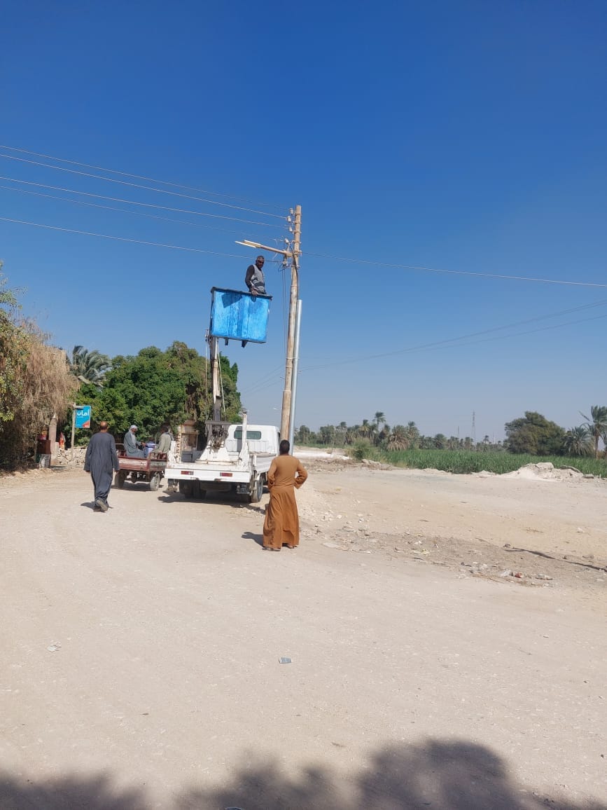 صيانة أعمدة الإنارة بمنطقة دير الشهداء والسلطان عبد الجليل بقرية النمسا