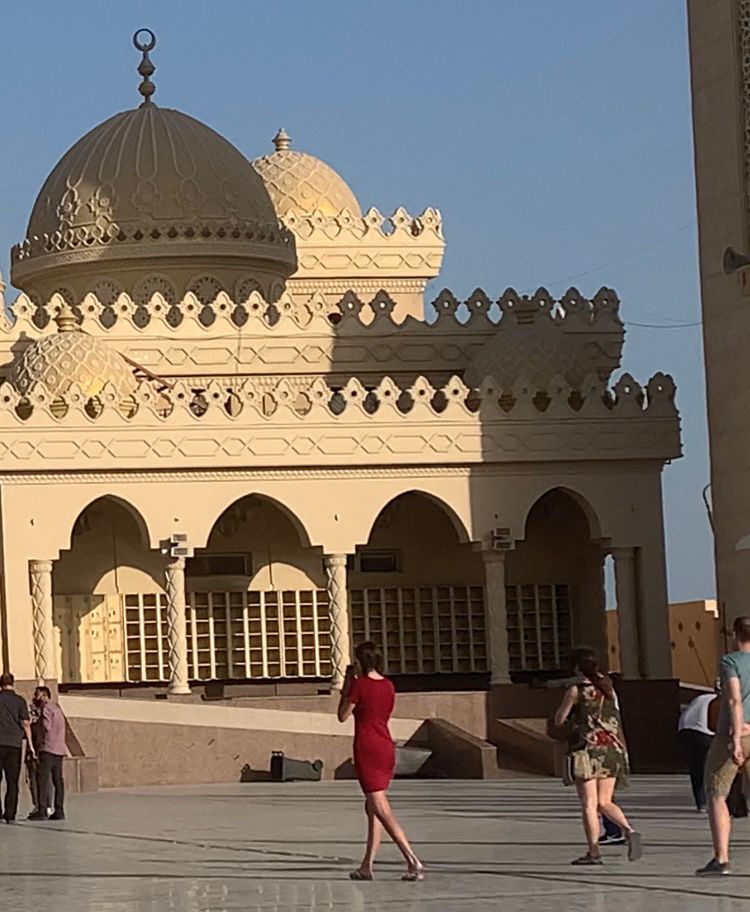 سياح خارج المسجد 