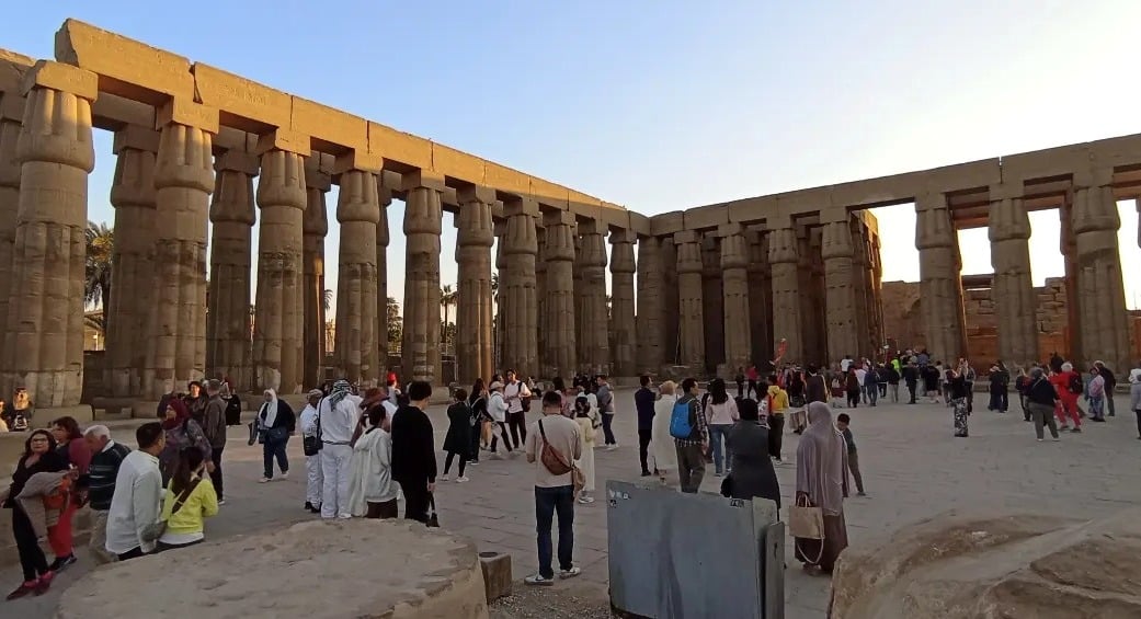 إقبال سياحى كبير من حول العالم في معبد الأقصر