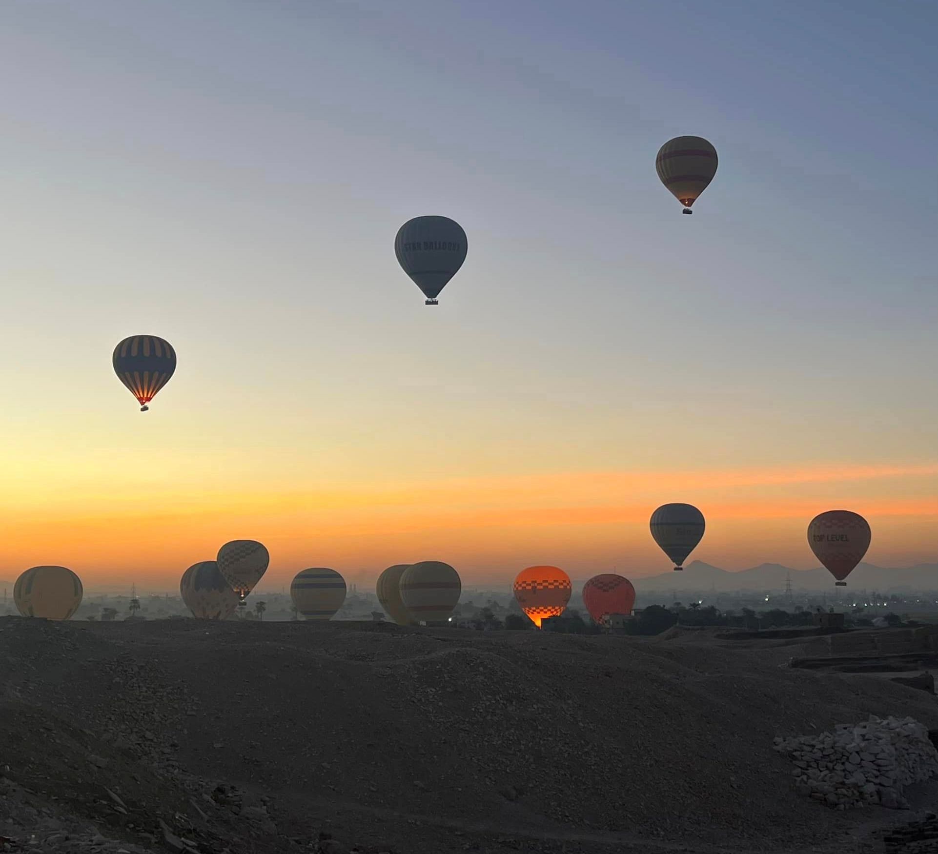البالونات الطائرة خلال تحليقها بين جبال البر الغربى