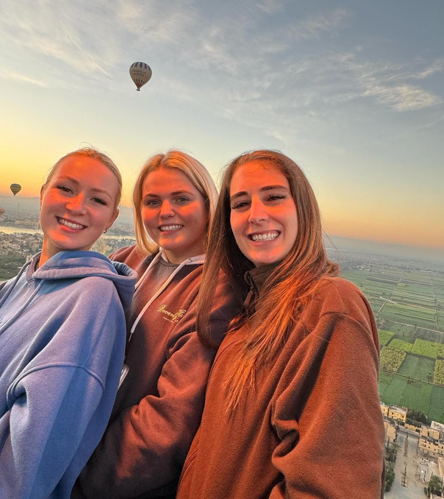 جميلات أوروبا مستمتعين داخل رحلات البالون الطائر