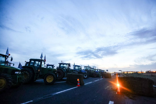 يواصل المزارعون الفرنسيون احتجاجاتهم بإغلاق الطرق