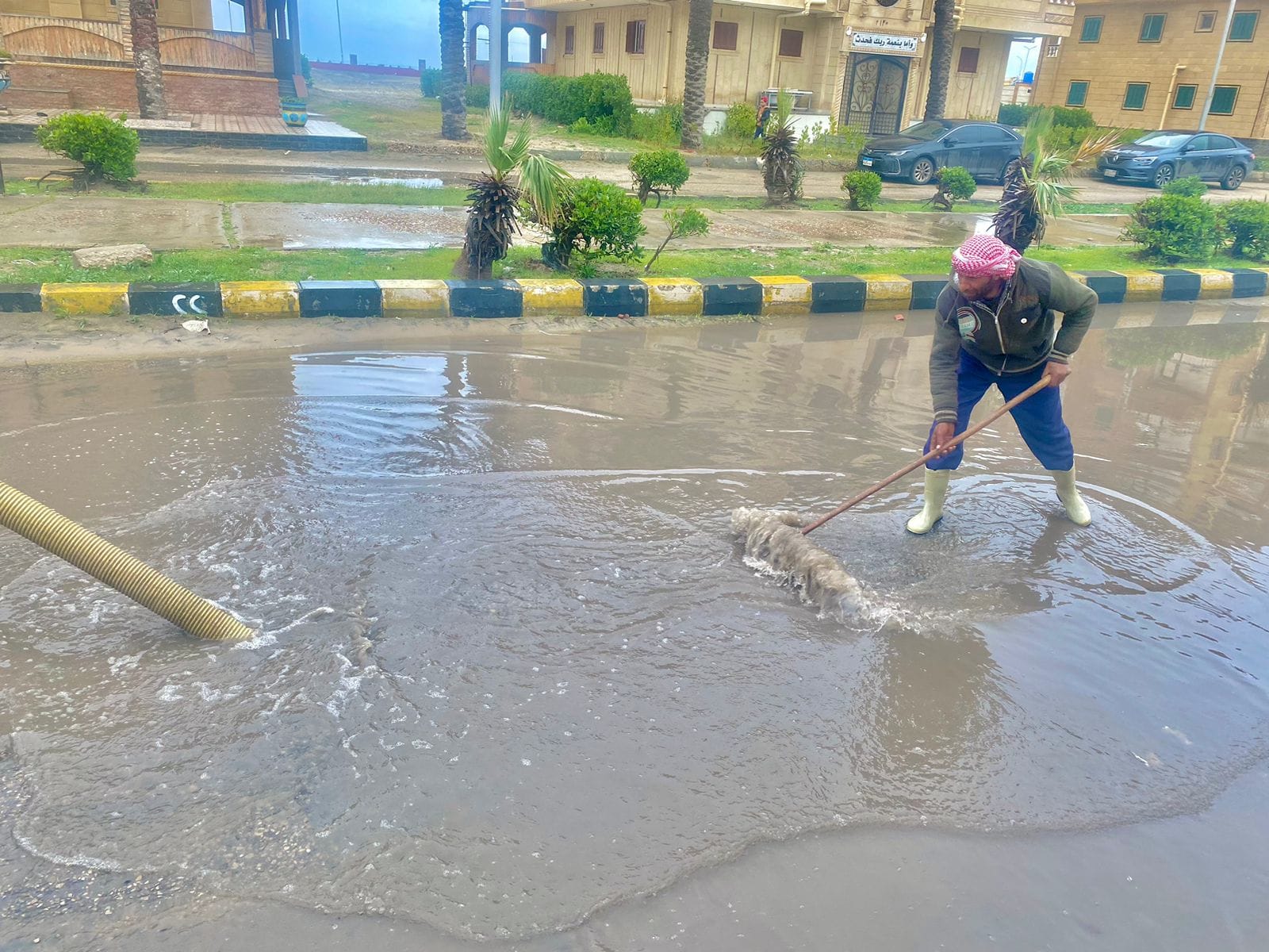 رفع مياه الامطار من الشوارع بمصيف بلطيم