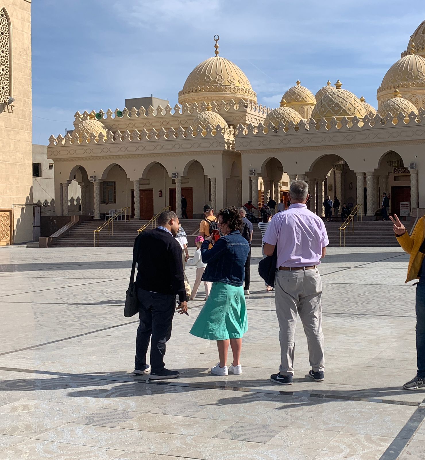 السياح من جميع أنحاء العالم في ساحة مسجد الميناء 