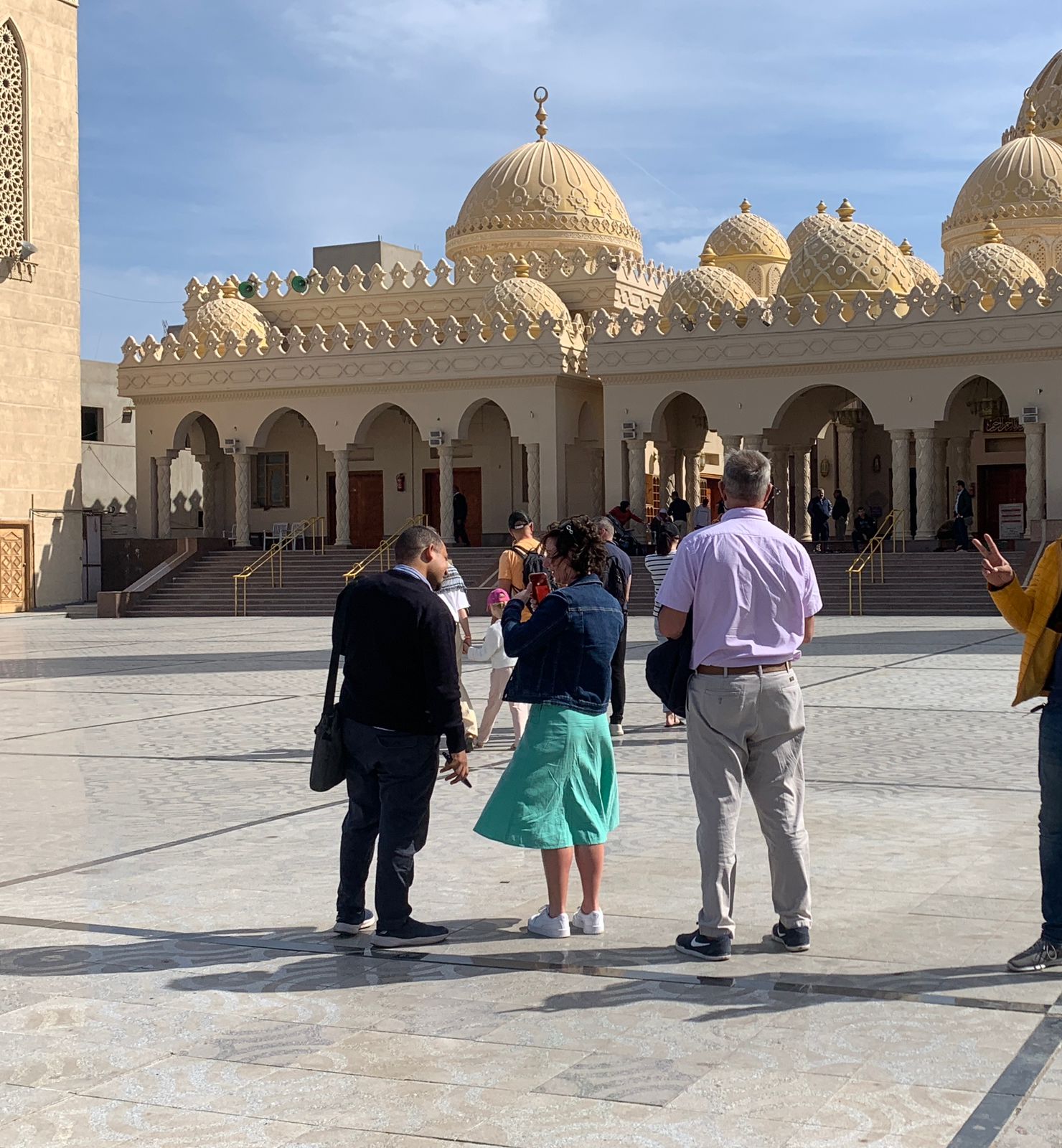 سياح العالم بساحة مسجد الميناء 