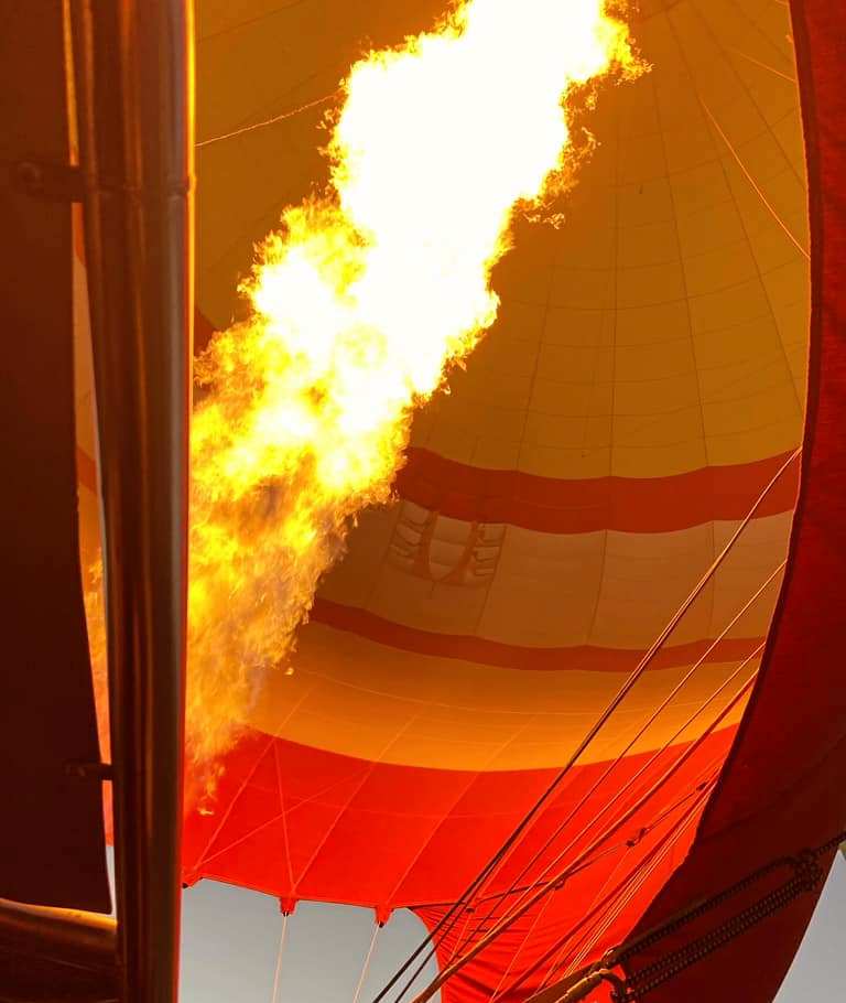 ضخ الهواء الساخن فى رحلات البالون خلال التحليق