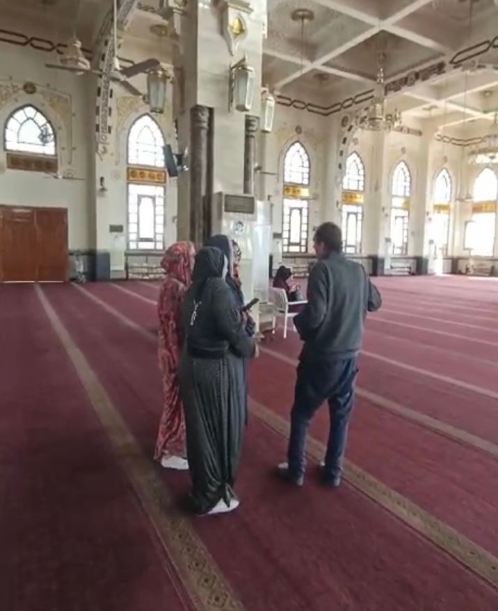 السيدات من السياح يرتدن الاسدال داخل المسجد