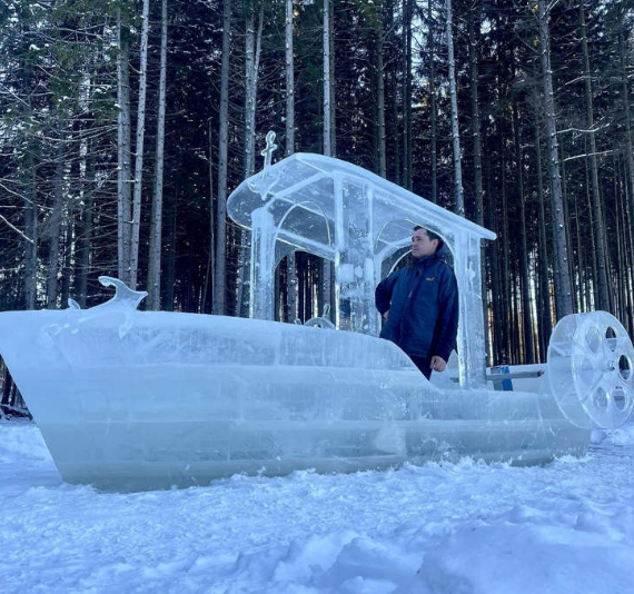 فنان بيلاروسي يصنع قارب جليدي
