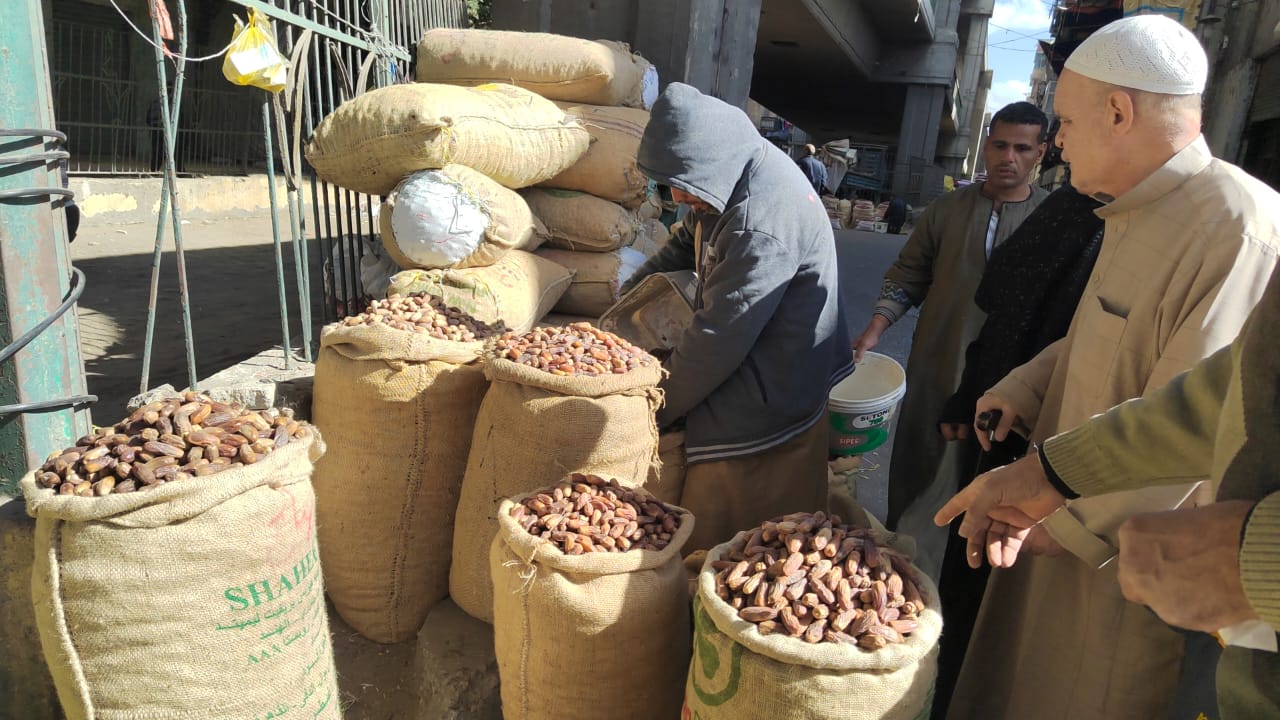 البلح فى  سوق الساحل بالقاهرة (2)