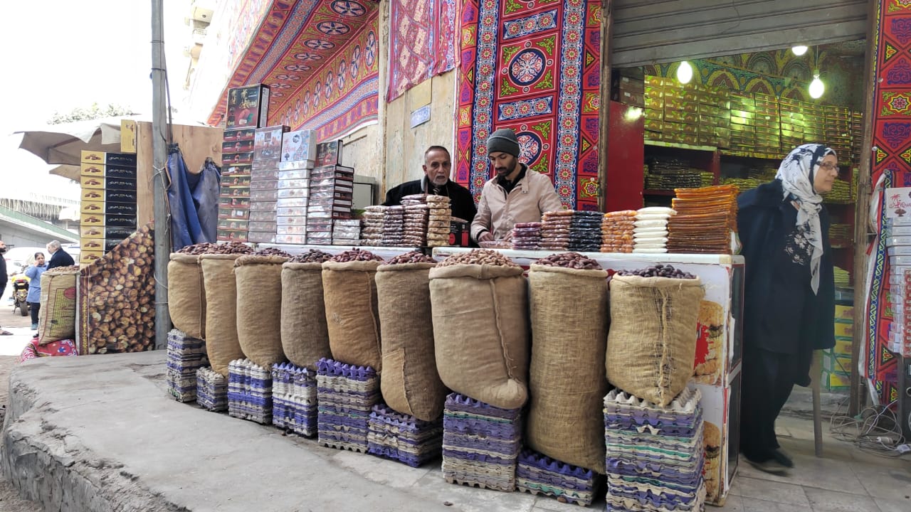 البلح فى  سوق الساحل بالقاهرة