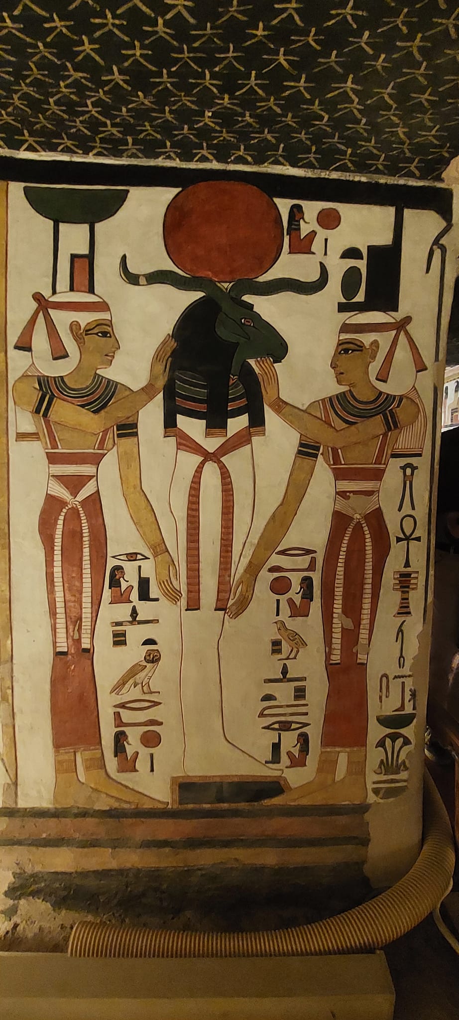 رسومات فرعونية بديعة على المقابر الفرعونية