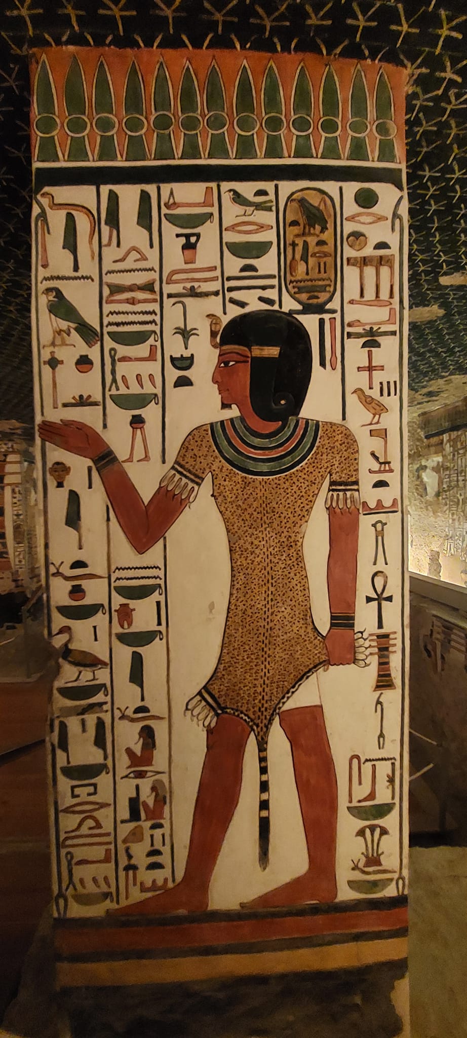 رسوم ونقوش منذ آلاف السنين داخل المقابر الفرعونية