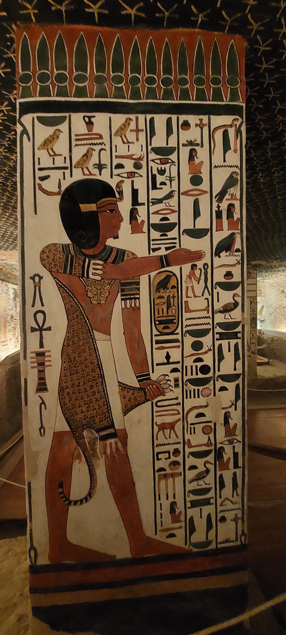 النقوش فى قلب المقابر الفرعونية بالأقصر