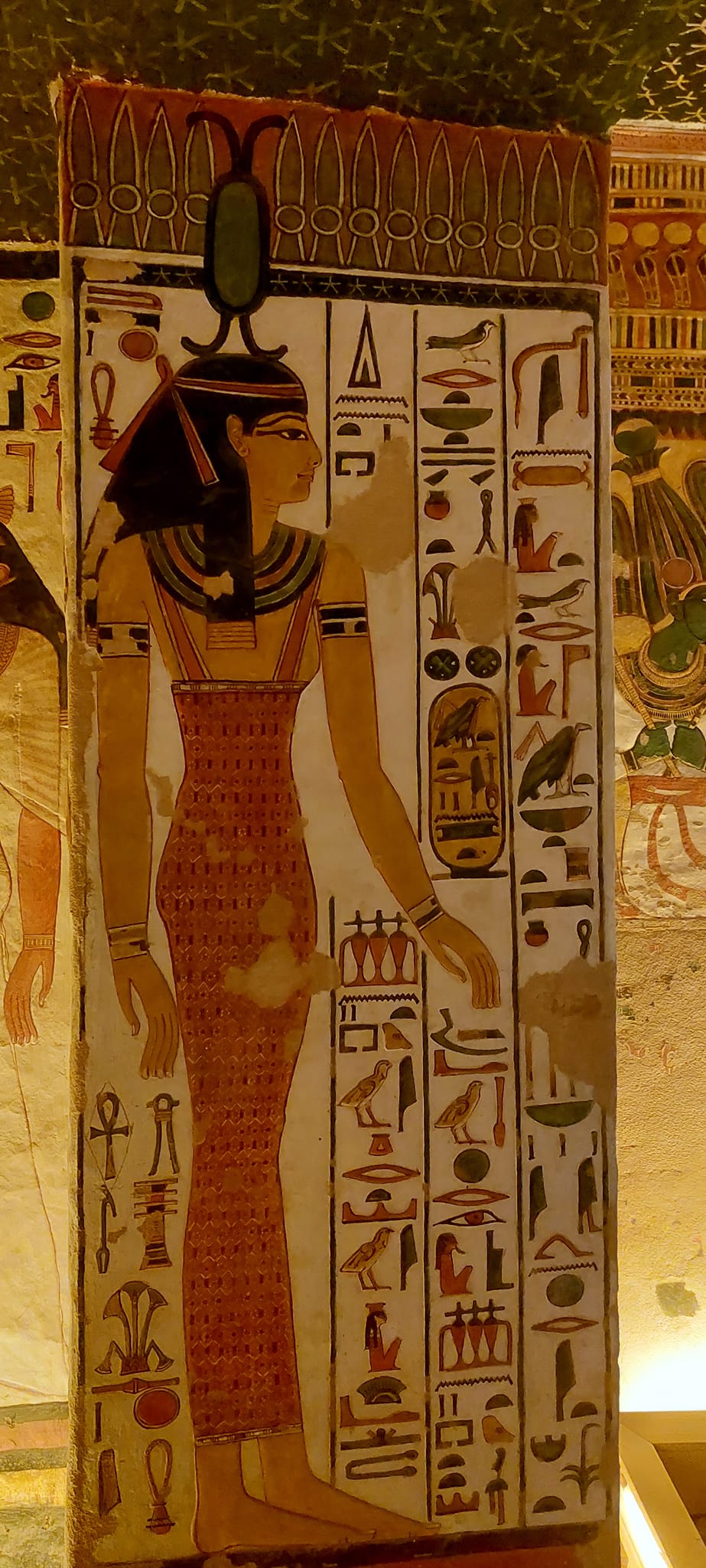 نقوش ورسومات فرعونية منذ آلاف السنين بالمقابر