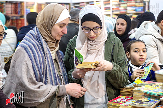 الشباب والأسر يبحثون عن الكتب في جناح سور الأزبكية