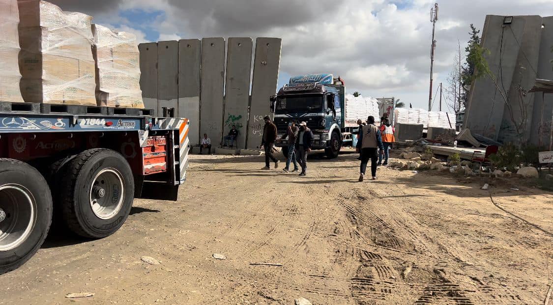 المساعدات فى طريقها لداخل غزة