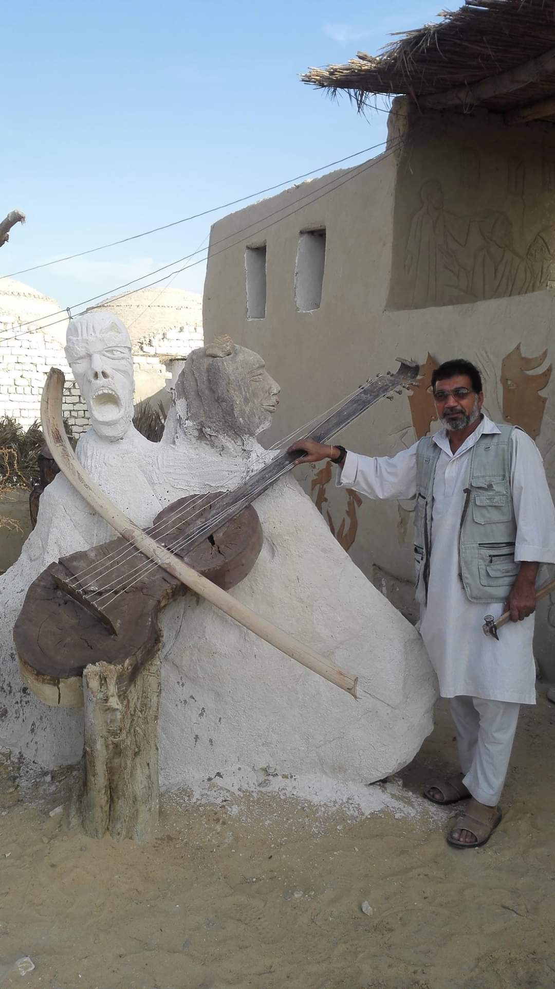 بدر عبد المغني مع أحد أعماله