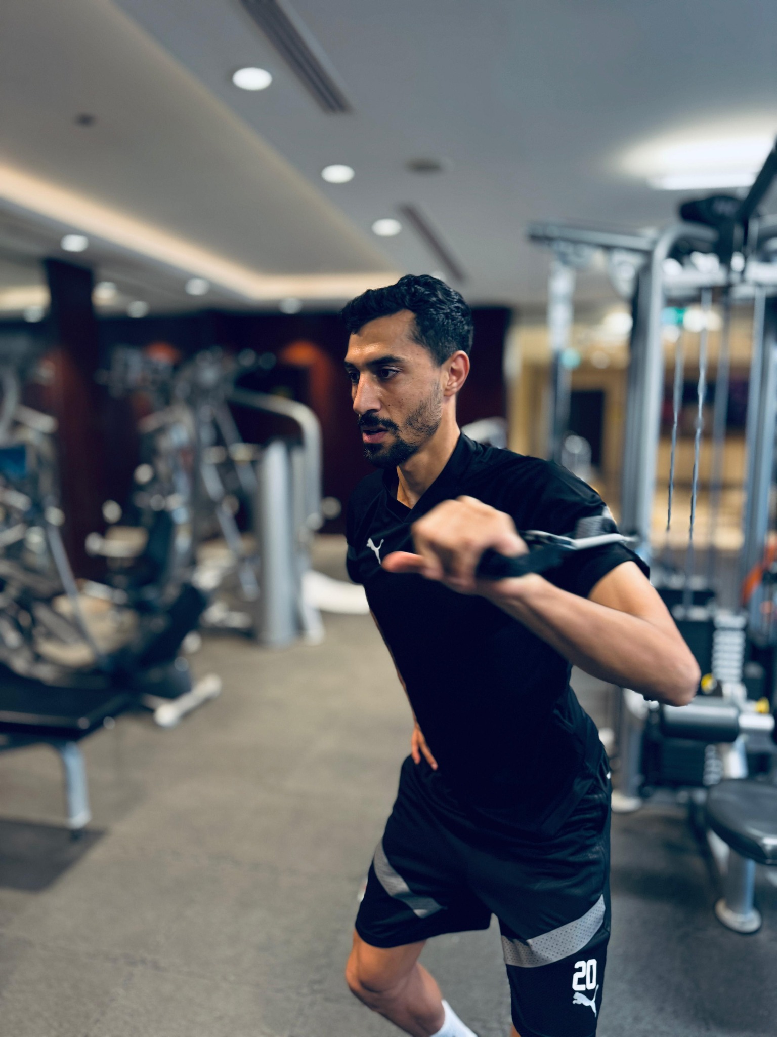 لاعبو المنتخب المصري يخضعون لتدريبات قاسية في صالة الألعاب الرياضية (4)