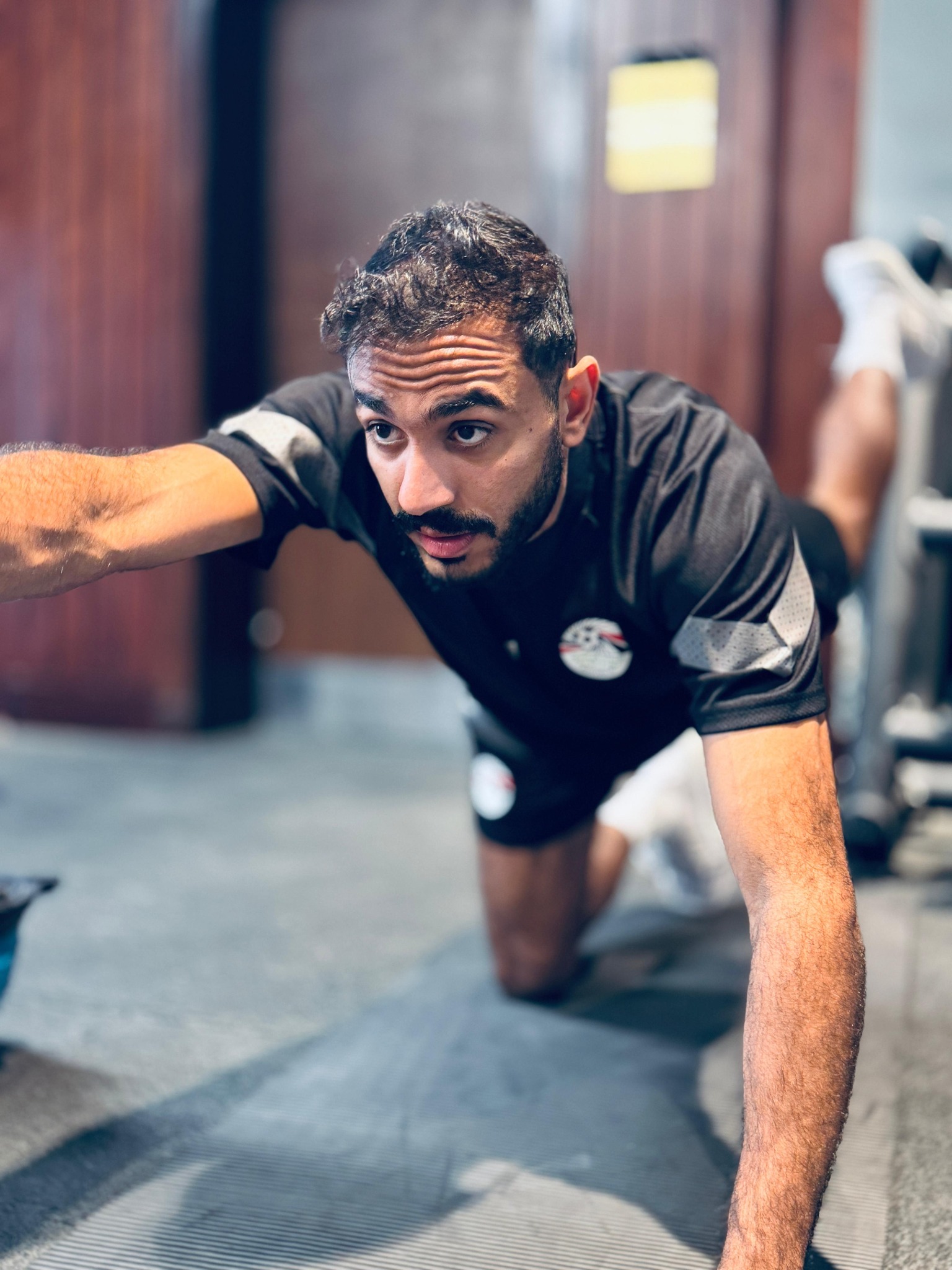 لاعبو المنتخب المصري يخضعون لتدريبات قاسية في صالة الألعاب الرياضية (3)