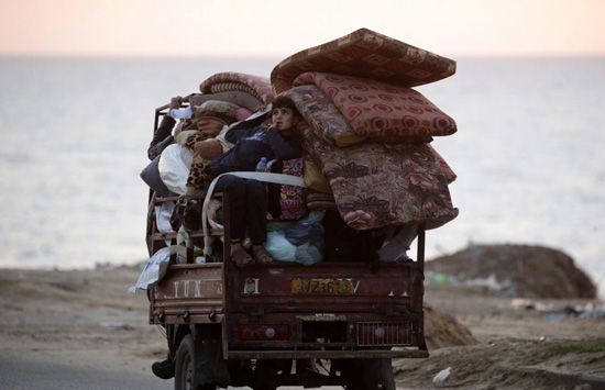 إخلاء سكان مخيمي النصيرات والبريج للاجئين (8)
