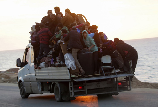 إخلاء سكان مخيمي النصيرات والبريج للاجئين (3)