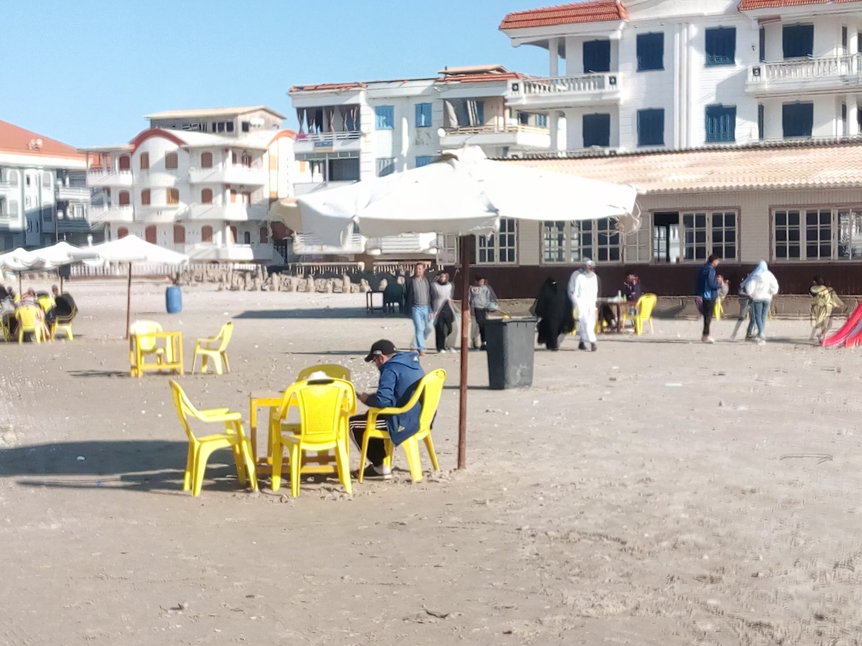 المواطنون على شاطئ رأس البر (3)