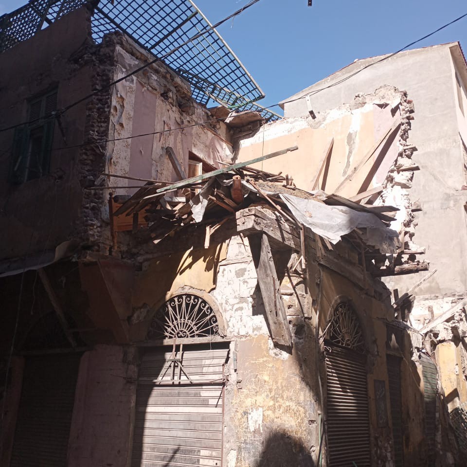 انهيار  أجزاء من عقار قديم في اللبان بالإسكندرية