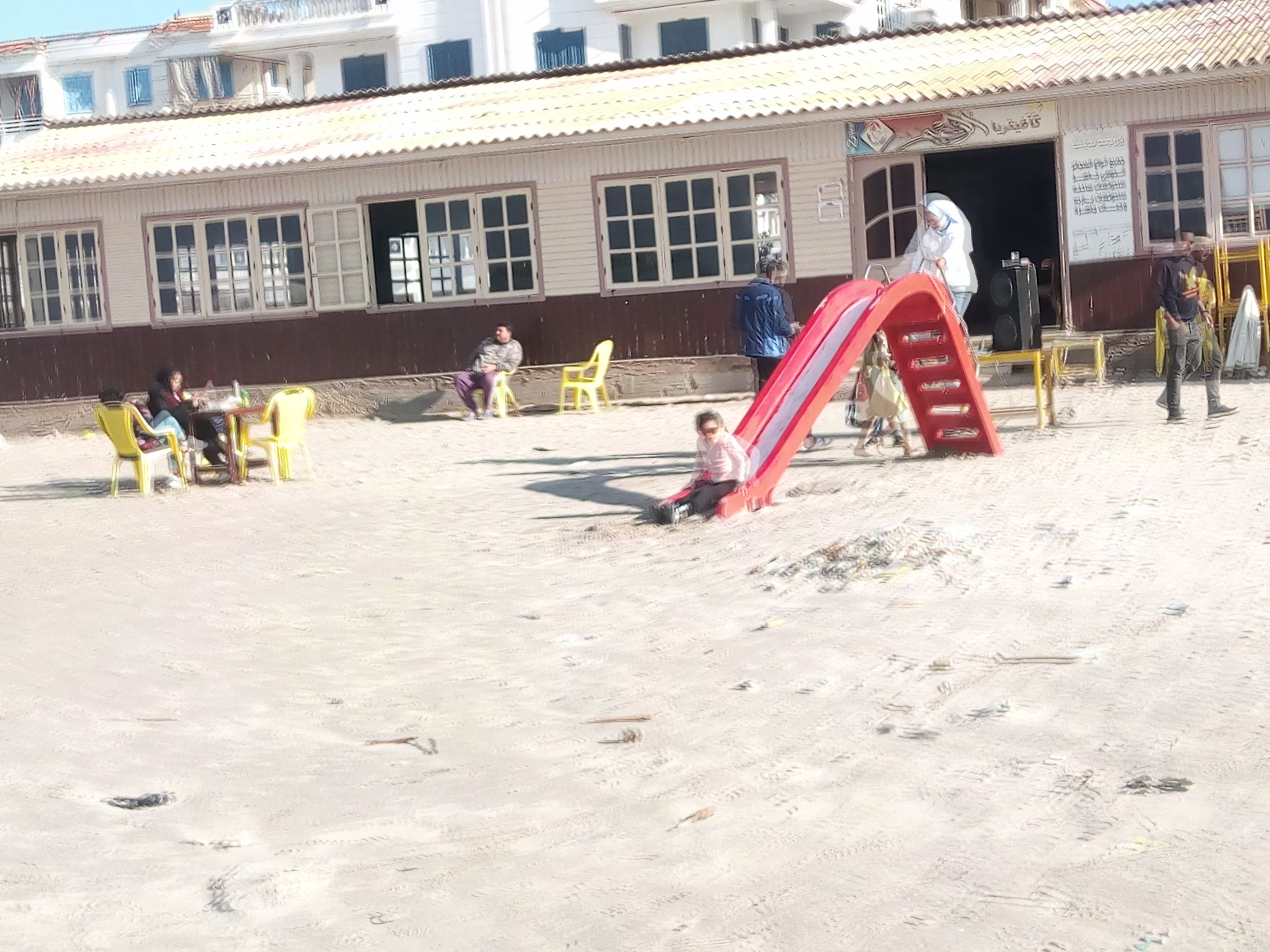 المواطنون على شاطئ رأس البر (4)