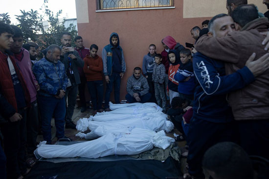 جثث الشهداء أمام مستشفى ناصر  (1)