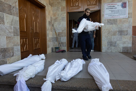 جثث الشهداء أمام مستشفى ناصر  (3)