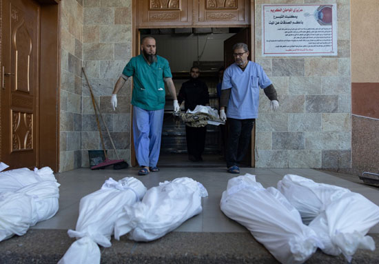 جثث الشهداء أمام مستشفى ناصر  (2)